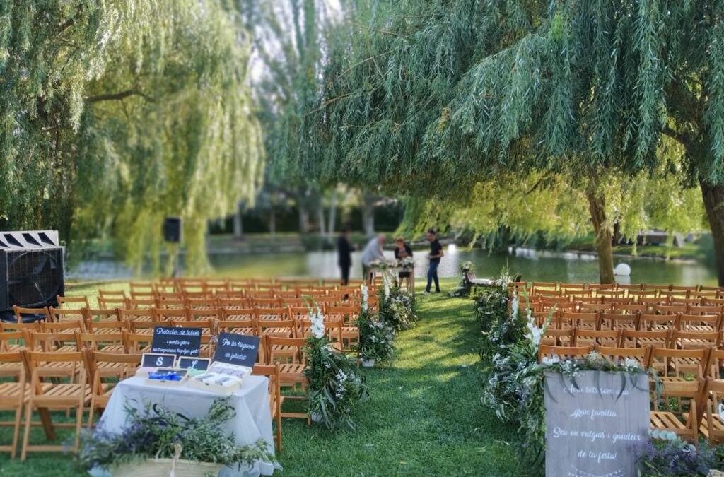 ceremonia con plegables de madera