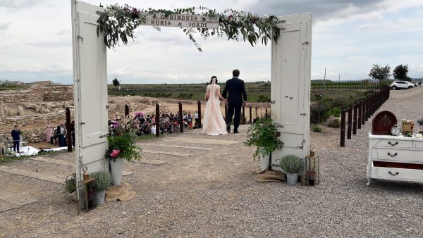 novia y puertas